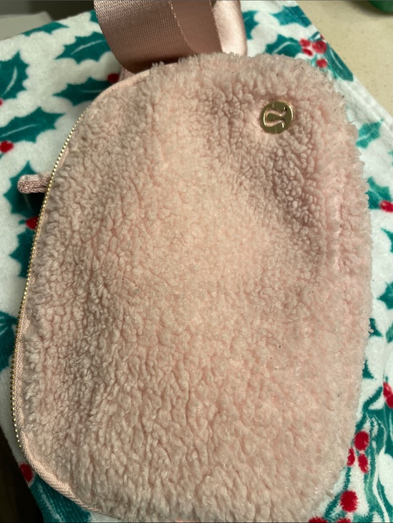 lululemon pink sherpa bag Amazon.com: Everywhere Belt Bag, 1L (Blissful Pink) : Clothing, Shoes & Jewelry Lululemon City Essentials Small Shoulder